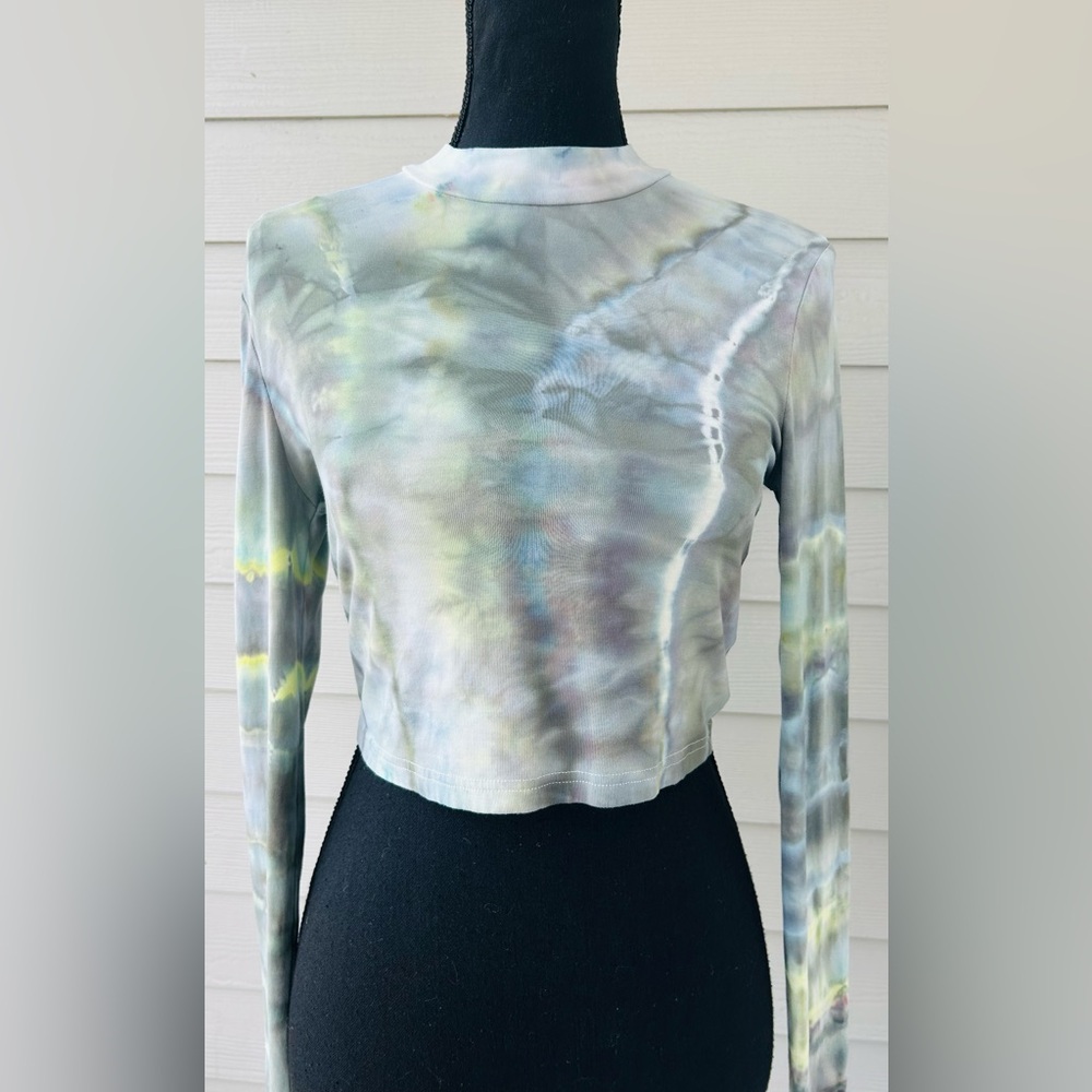 DIY ice dyed blue & green tie dye long sleeve mock turtleneck cropped top